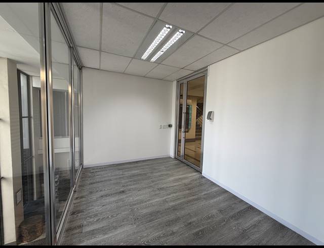 1,028M² OFFICE TO LET IN PARKTOWN